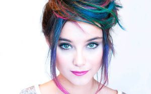 Dale un toque de color a tu prótesis con mechas de fantasía