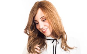 La importancia de hacer un buen mantenimiento en prótesis capilares. Realizar un correcto mantenimiento de una prótesis capilar desde el primer día es clave tanto para prolongar su vida útil como para mantenerla en buen estado durante más tiempo. Las prótesis capilares están realizadas con cabello natural y requieren prácticamente el mismo cuidado que requería nuestro propio cabello pero teniendo siempre en cuenta que es un pelo sin vida y que hay que aportarle la hidratación que no le facilita nuestro cuero cabelludo.