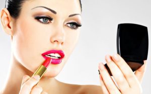 ¿Qué pintalabios es mejor para tu tono de piel? Hay diferentes factores a tener en cuenta a la hora de elegir tu pintalabios como puede ser el color de tu pelo, el de tus ojos e incluso el de tu piel. ¡Elige el color de labial que más destaque tu sonrisa!