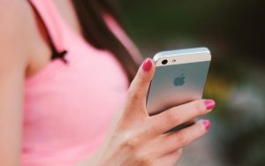 Aplicaciones de belleza que debes conocer. En nuestro smartphone tenemos decenas de apps de todo tipo pero si eres una apasionada de la belleza queremos recomendarte una serie de aplicaciones de belleza que no pueden faltar en tu terminal.