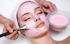 ¿Qué mascarilla necesita mi piel? No todas las mujeres tenemos el mismo color de pelo, ni de ojos, y por supuesto, cada una tiene un tipo de piel. Es por esto que a la hora de elegir una mascarilla facial hay que hacerlo teniendo en cuenta las carencias y necesidades de nuestra piel ya que si no elegimos la mascarilla correcta podemos encontrarnos con que ésta produzca el efecto contrario al que queremos conseguir.