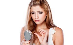 Los productos anticaída a debate. En el mercado encontramos infinidad de marcas que proclaman a los cuatro vientos los increíbles resultados de sus productos anticaída del cabello. Marcas que se gastan una parte importante de su presupuesto en publicidad pero no en calidad del producto y después, cuando los compras y los pruebas te das cuenta de que los resultados no son los esperados.