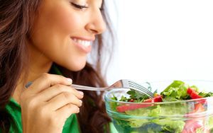 Alimentos que previenen la caída del cabello. Una mala alimentación puede ser una de las causas de la caída del cabello. La falta de algunas sustancias que necesita nuestro pelo puede dar lugar a su debilitamiento y a su posterior caída. Nuestro cabello también se nutre de lo que comemos así que ¡incluye en tu dieta estos alimentos que previenen la caída del cabello!