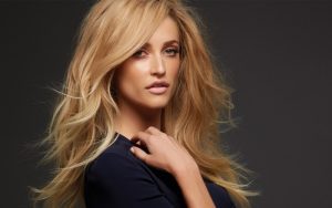 Consejos de mantenimiento de tu peluca de pelo natural. ¿Has optado por una peluca de pelo natural como solución a tu problema capilar y no sabes cómo realizar un correcto mantenimiento? ¿Quieres saber cómo lavarla y secarla además de conocer trucos y consejos para que dure en perfecto estado durante más tiempo?