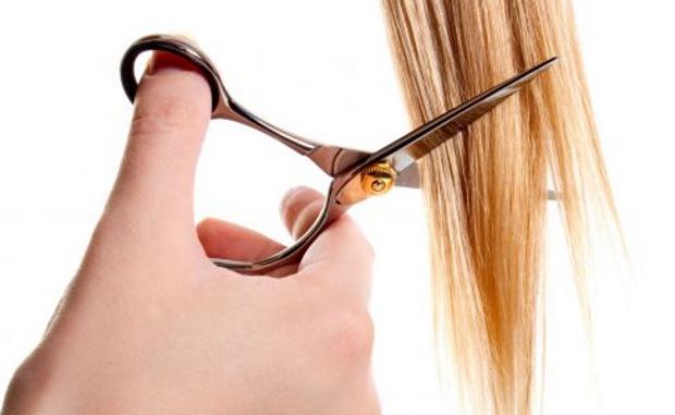 Resultado de imagen para manos cortando cabello femenino